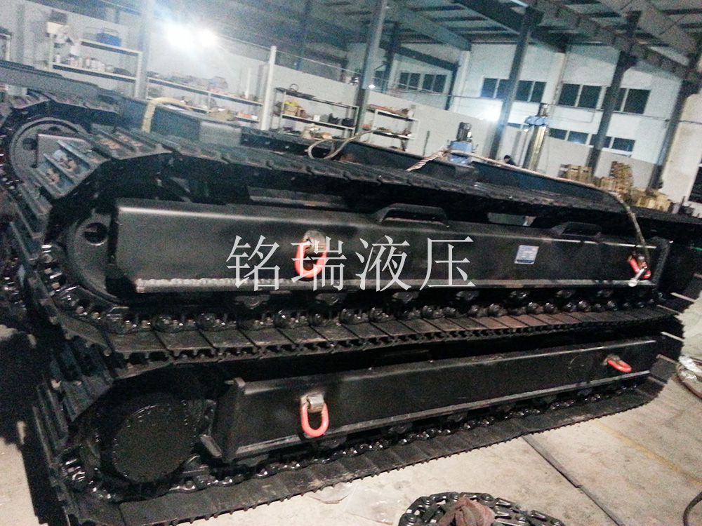 20噸拱形梁鉆機(jī)底盤