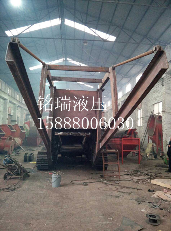 60噸移動破碎機(jī)泵統(tǒng)和底盤調(diào)試現(xiàn)場